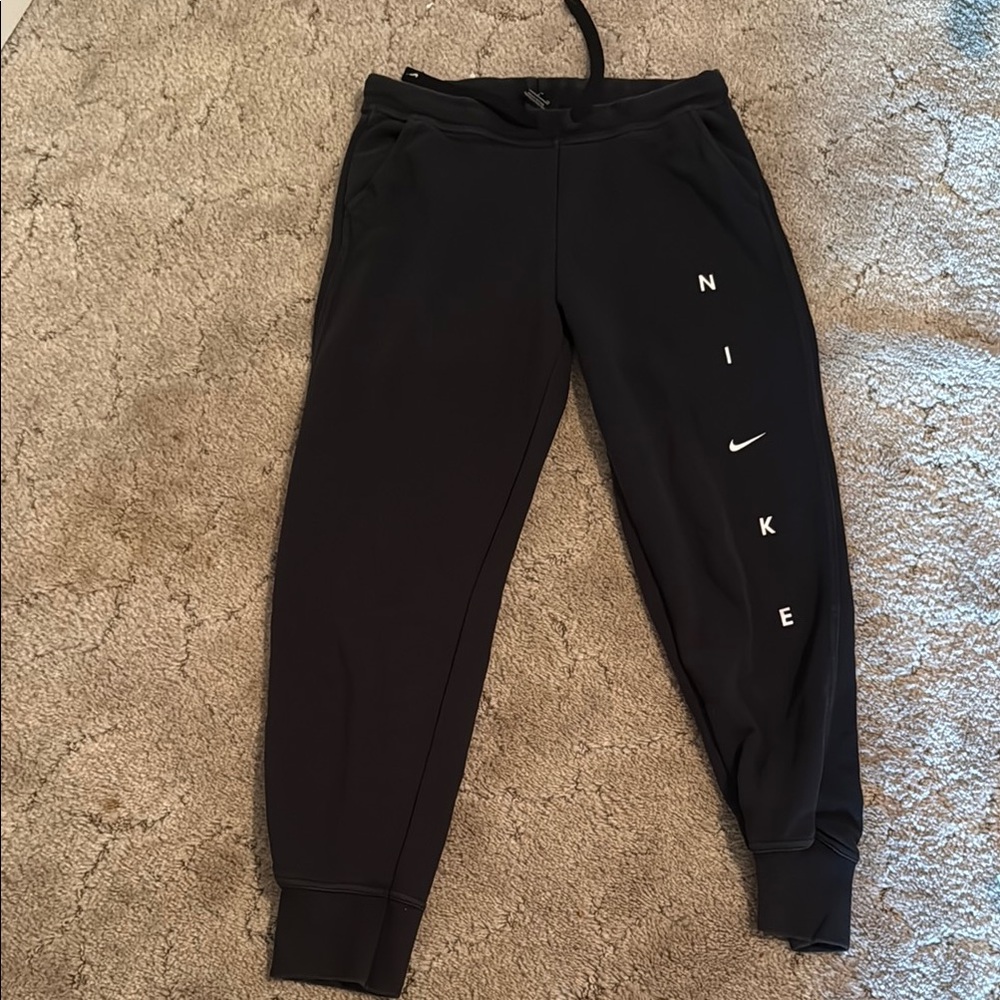 Nike Black Jogger Sweatpants with Tapered Ankle Design